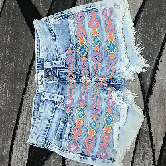 BUCKLE DAYTRIP CAPRICORN STUD EMBROIDERED ACID WASH RAW DENIM JEAN SHORTS - Picture 15 of 15